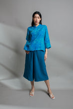 Load image into Gallery viewer, Crane Hibiscus Top (Turquoise)
