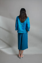 Load image into Gallery viewer, Crane Hibiscus Top (Turquoise)
