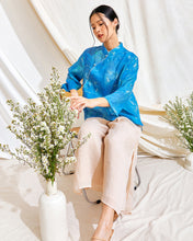 Load image into Gallery viewer, Crane Hibiscus Top (Turquoise)
