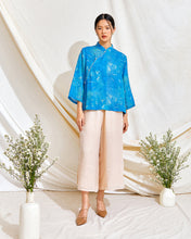 Load image into Gallery viewer, Crane Hibiscus Top (Turquoise)

