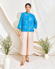 Load image into Gallery viewer, Crane Hibiscus Top (Turquoise)
