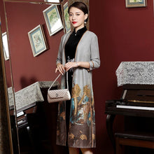 Load image into Gallery viewer, Knee Length Sleeveless Velvet Cheongsam with Floral Suede Coat
