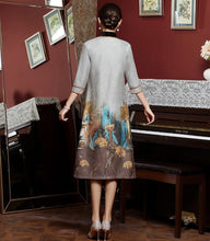Load image into Gallery viewer, Knee Length Sleeveless Velvet Cheongsam with Floral Suede Coat
