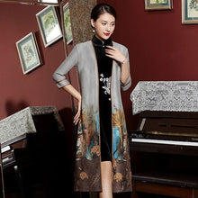 Load image into Gallery viewer, Knee Length Sleeveless Velvet Cheongsam with Floral Suede Coat
